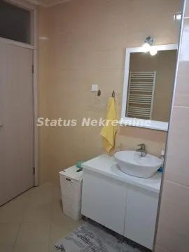 Kupatilo sa umivaonikom, ogledalom i korpom za veš. - image 14