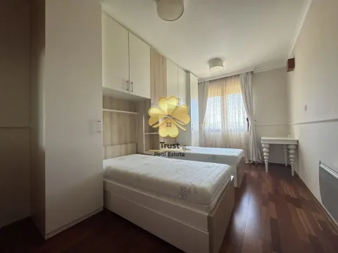 Namještena spavaća soba sa dva kreveta i ugradnim plakarima. - image 12