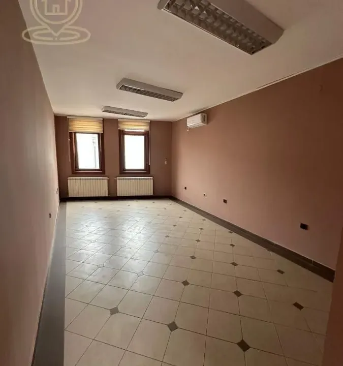 Izdavanje, poslovni prostor, 27m², Centar, Kragujevac