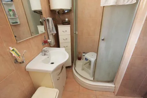 Jednostavno kupatilo sa tuš kabinom i umivaonikom. - image 6