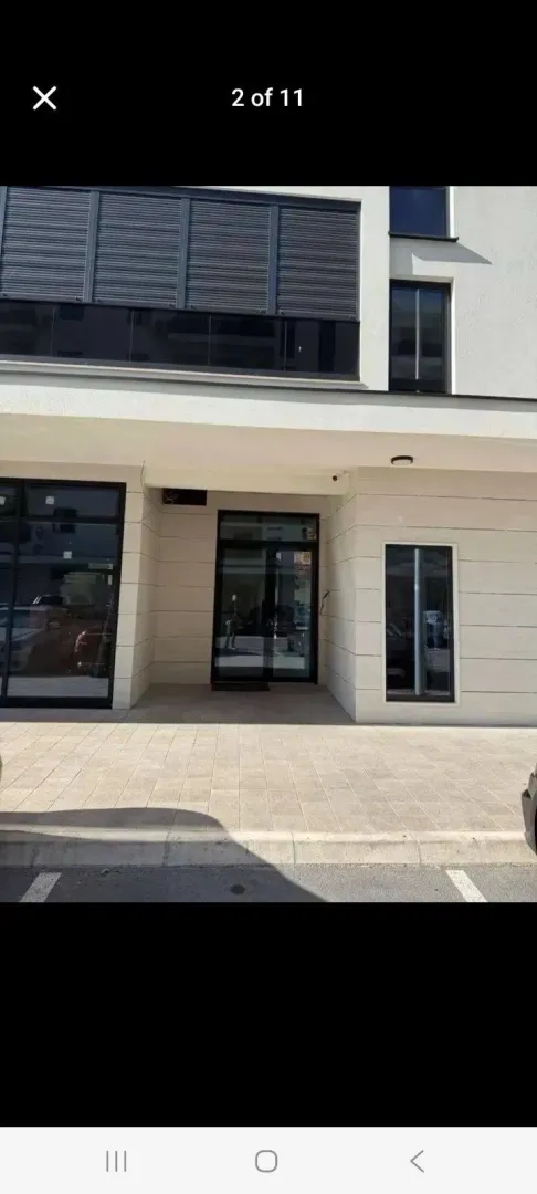 Ulaz i fasada moderne stambene zgrade.