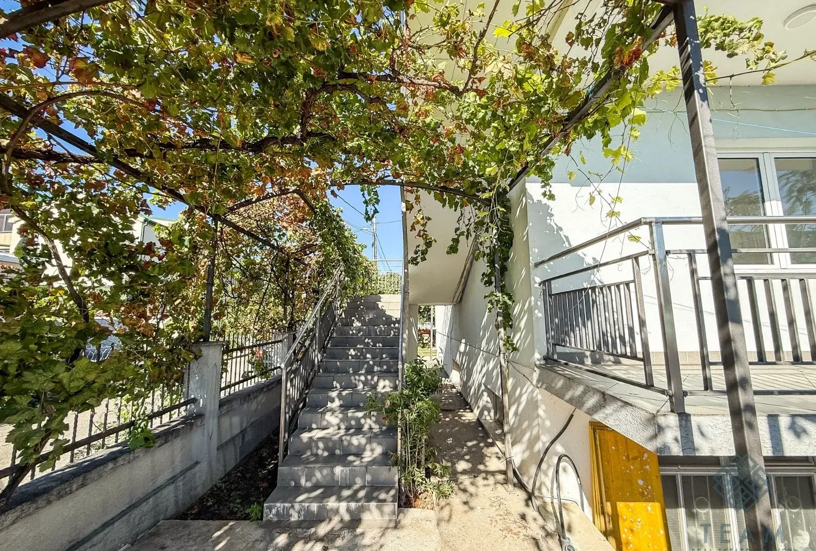 Izdavanje, kuća, 300m², Masline, Podgorica