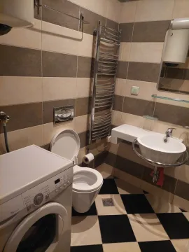 Kupatilo opremljeno sanitarijama, umivaonikom, WC šoljom i veš mašinom. - image 7