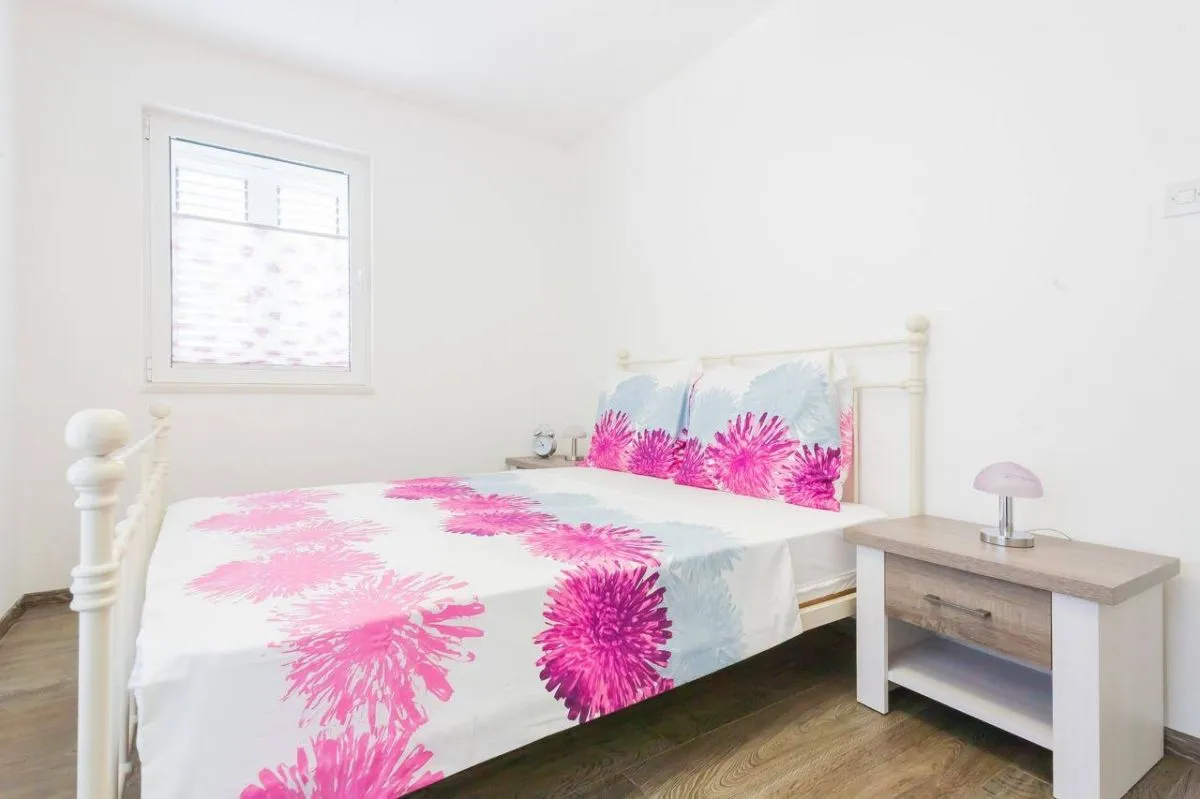 Sale, two bedroom apartment, 60m², Sveti Stefan, Budva