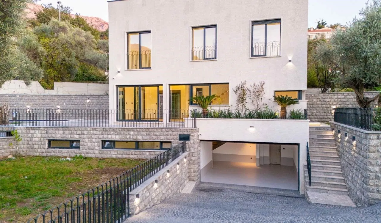 Sale, house, 240m², Kamenovo, Budva