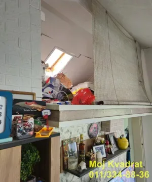 Detalj unutrašnjosti sa policama i nagibom krova. - image 11