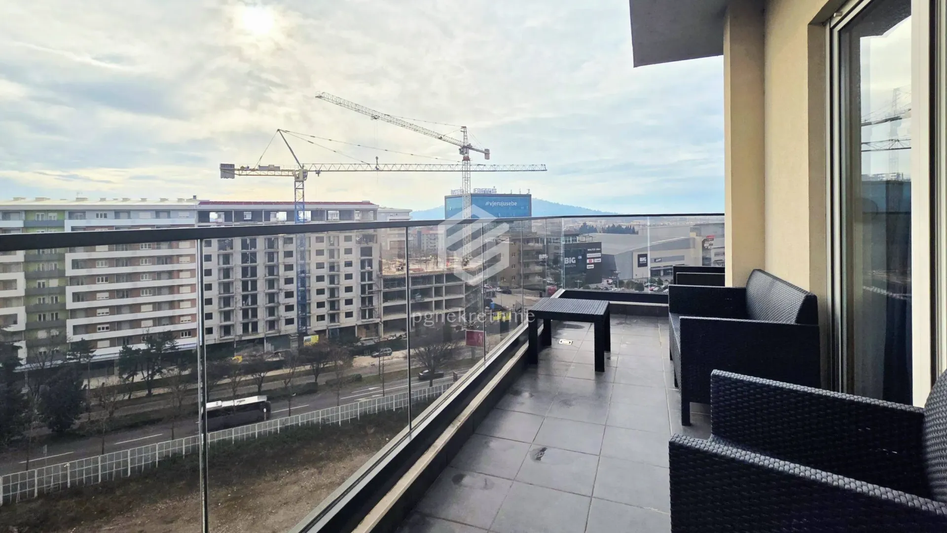 Izdavanje, dvosoban stan, 85m², Master Kvart, Podgorica