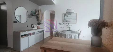 Dnevni boravak sa trpezarijskim stolom i komodom sa ogledalom. - image 6