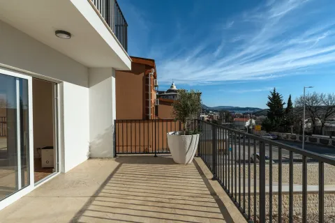Prostrani balkon sa metalnom ogradom i pogledom na okolinu. - image 6