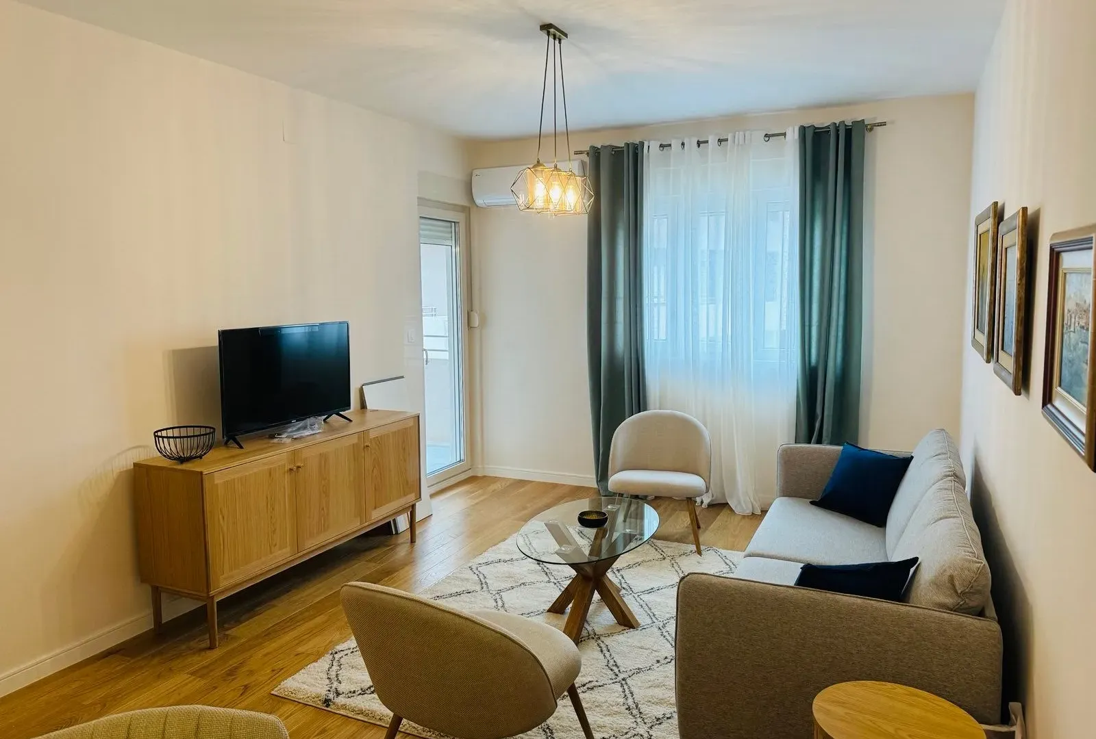 Izdavanje, jednosoban stan, 49m², Central Point, Podgorica