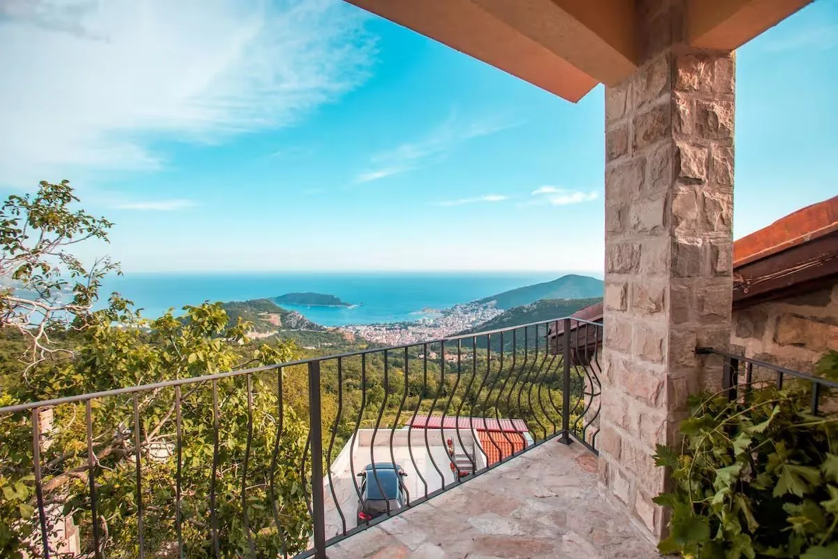 Izdavanje, kuća, 110m², Lapčići, Budva