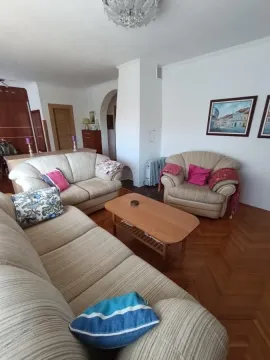 Dnevna soba sa garniturom za sedenje i drvenim podom. - image 15