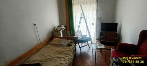 Dnevna soba sa krevetom, foteljama i izlazom na terasu. - image 5