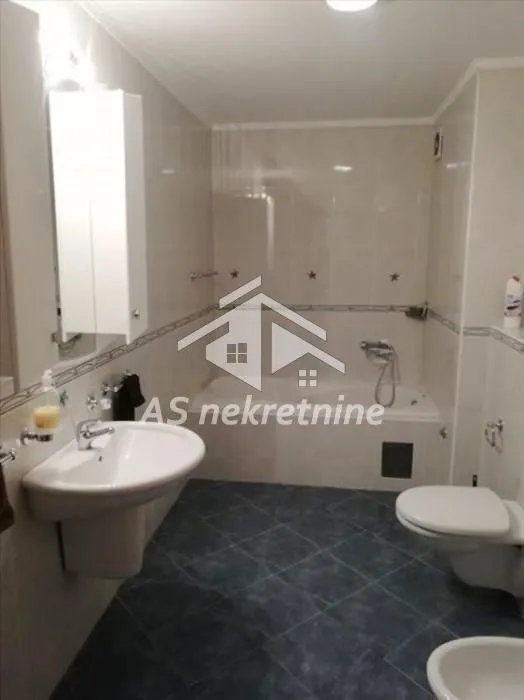 Bathroom equipped with a sink, bathtub, and sanitary fixtures.