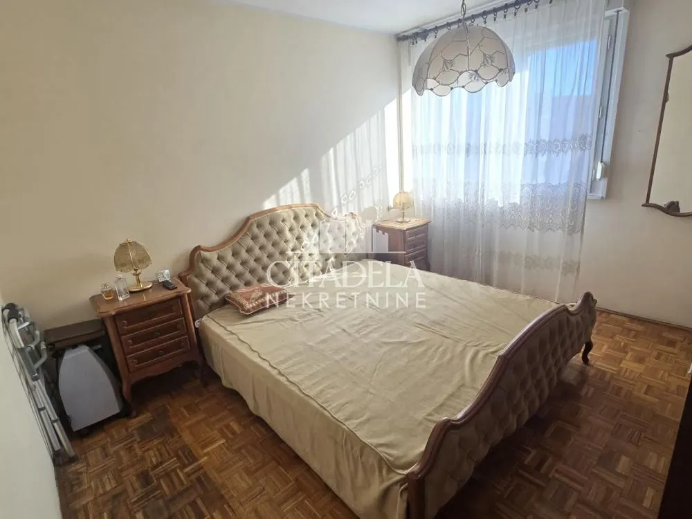 Prodaja, dvosoban stan, 70m², Zemun Sve Podlokacije, Beograd