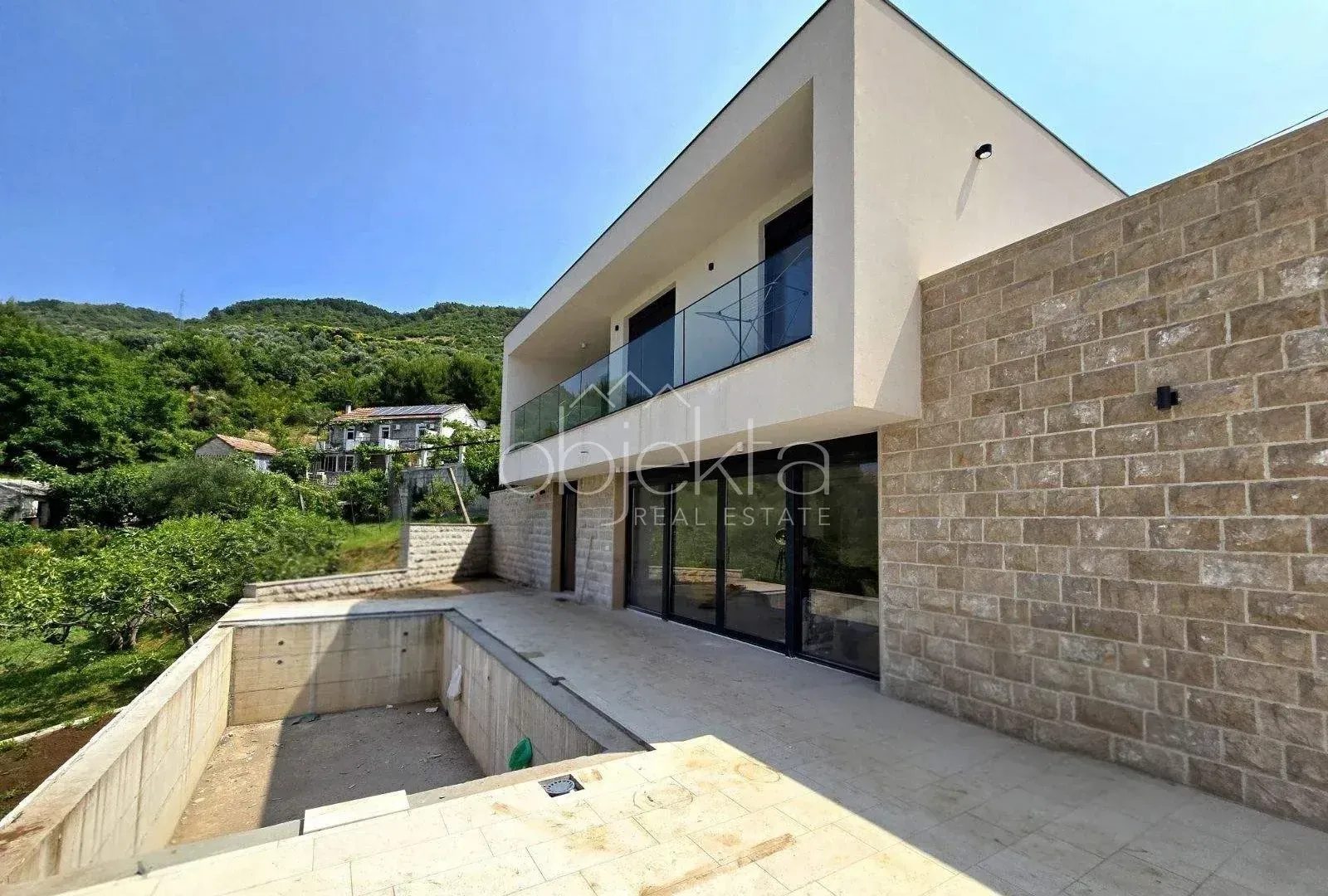 Izdavanje, kuća, 183m², Tivat, Crna Gora