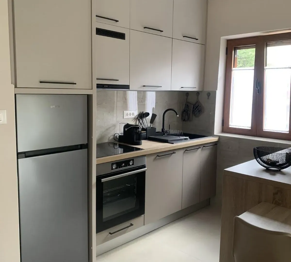 Izdavanje, dvosoban stan, 70m², Dobrota, Kotor