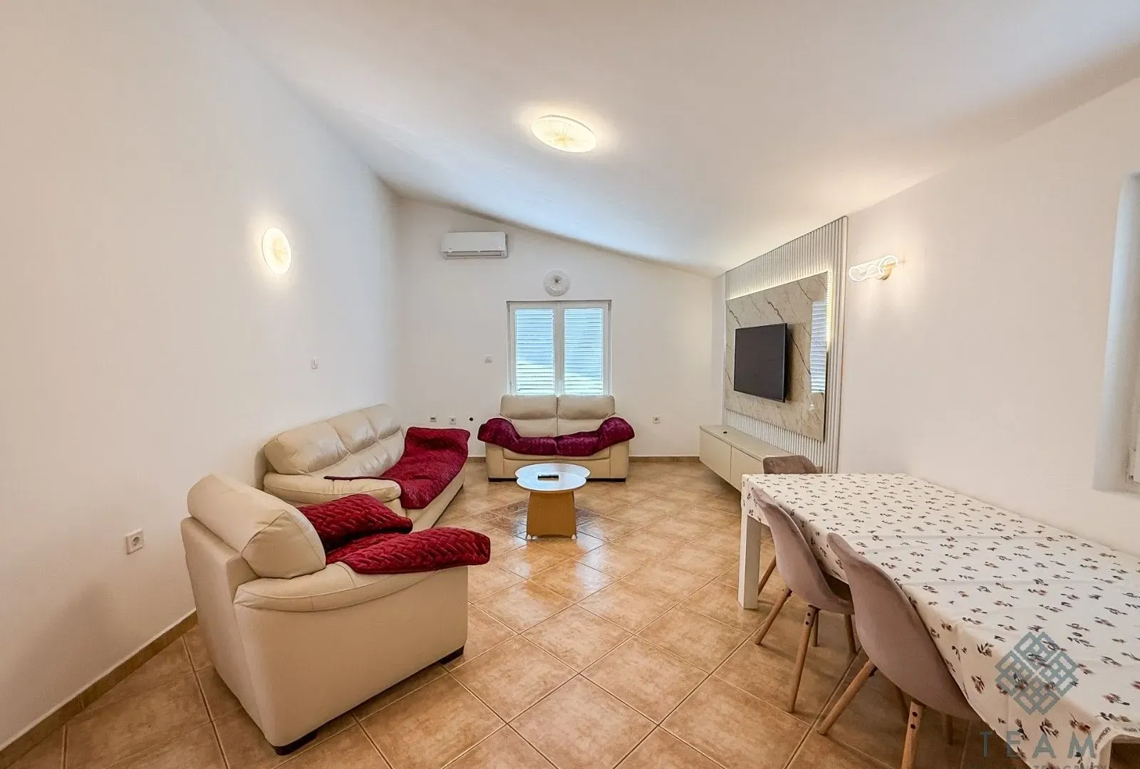 Izdavanje, kuća, 300m², Masline, Podgorica