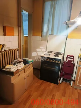 Starija kuhinja sa šporetom, elementima i radijatorom. - image 4