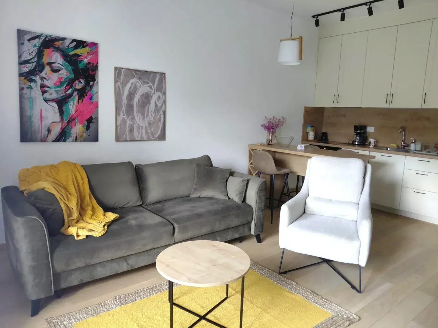 Izdavanje, jednosoban stan, 46m², Tivat, Crna Gora
