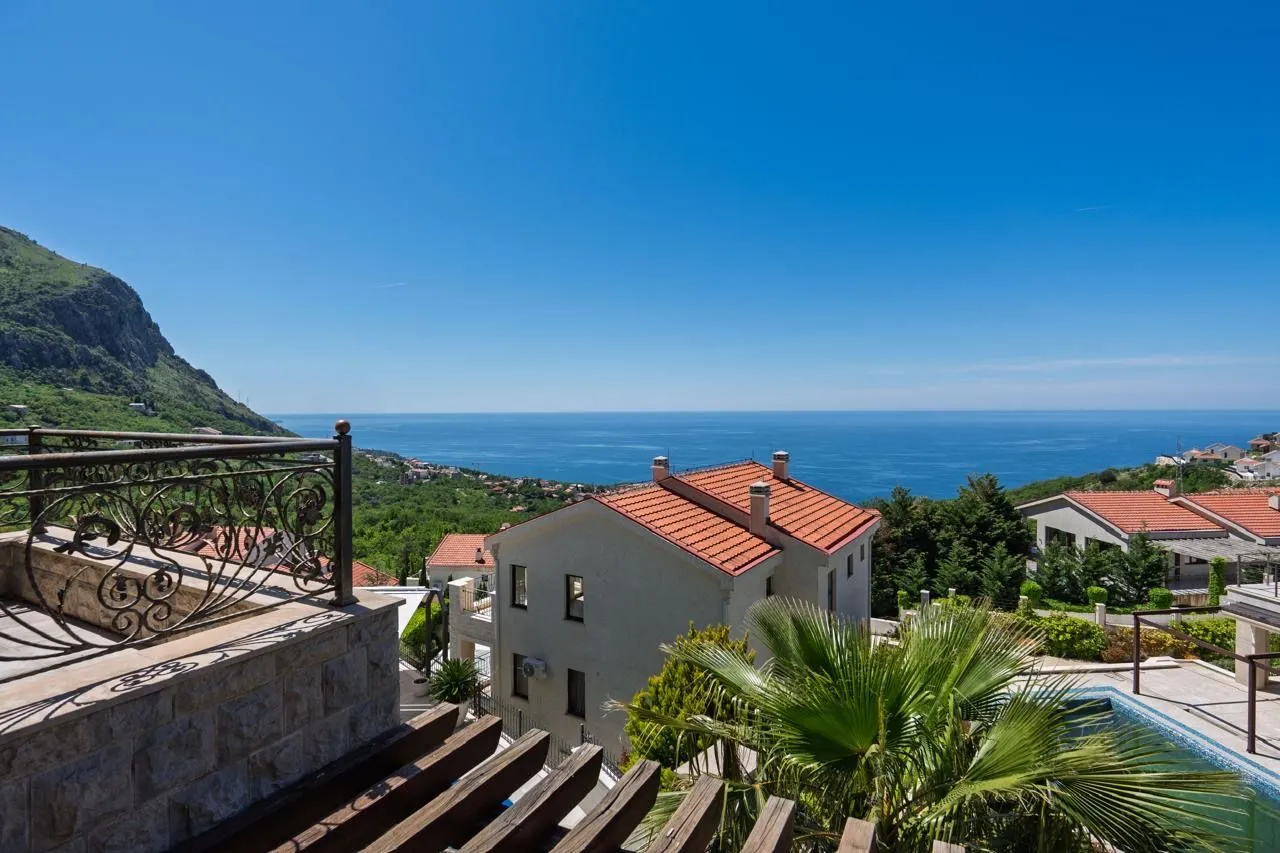 Daily-rent, three bedroom apartment, 160m², Blizikuće, Budva