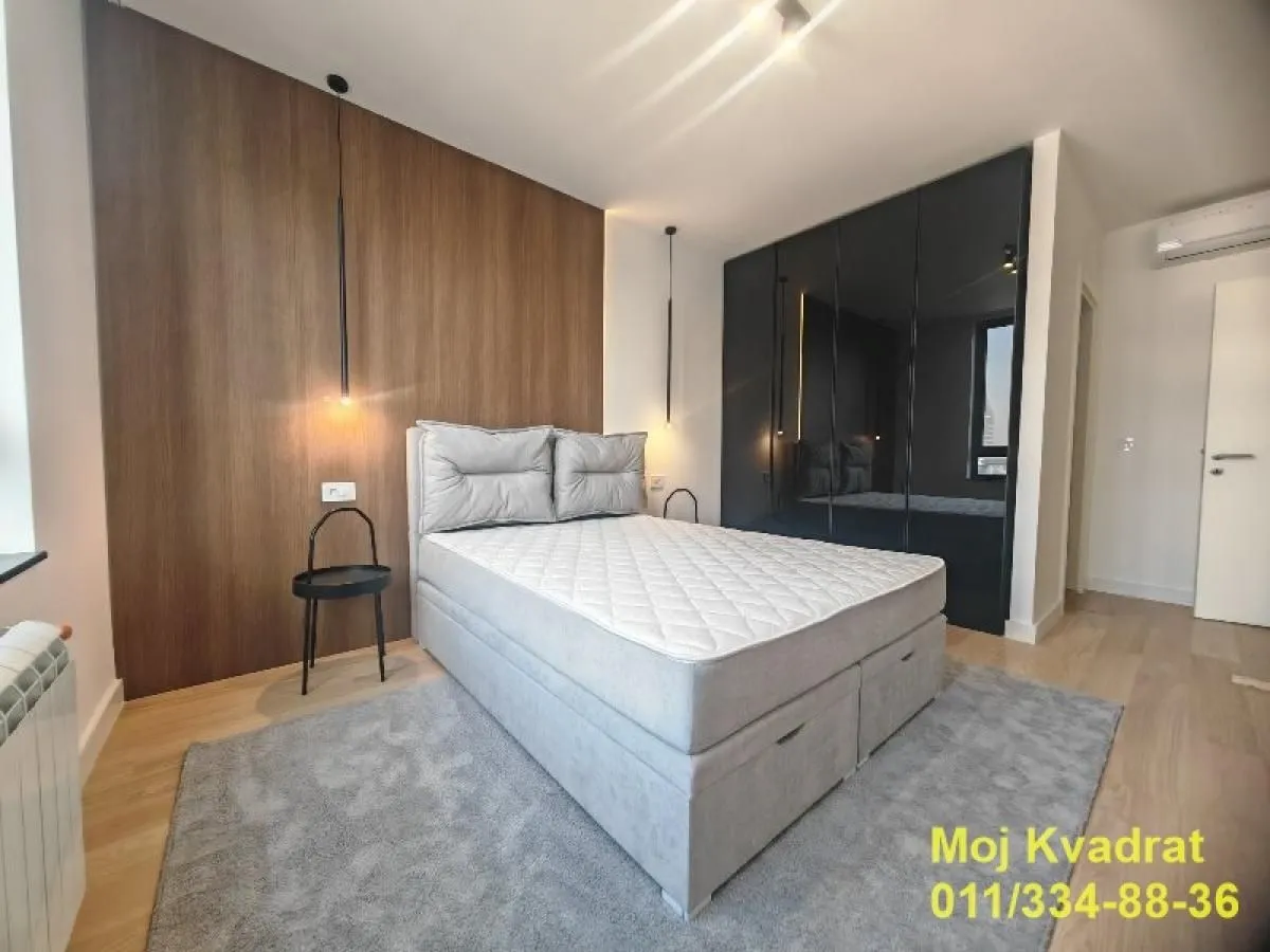 Izdavanje, četvorosoban stan, 120m², Savski Venac, Beograd