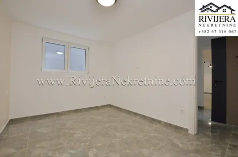 Prazna soba sa bijelim zidovima i pločicama na podu. - image 7