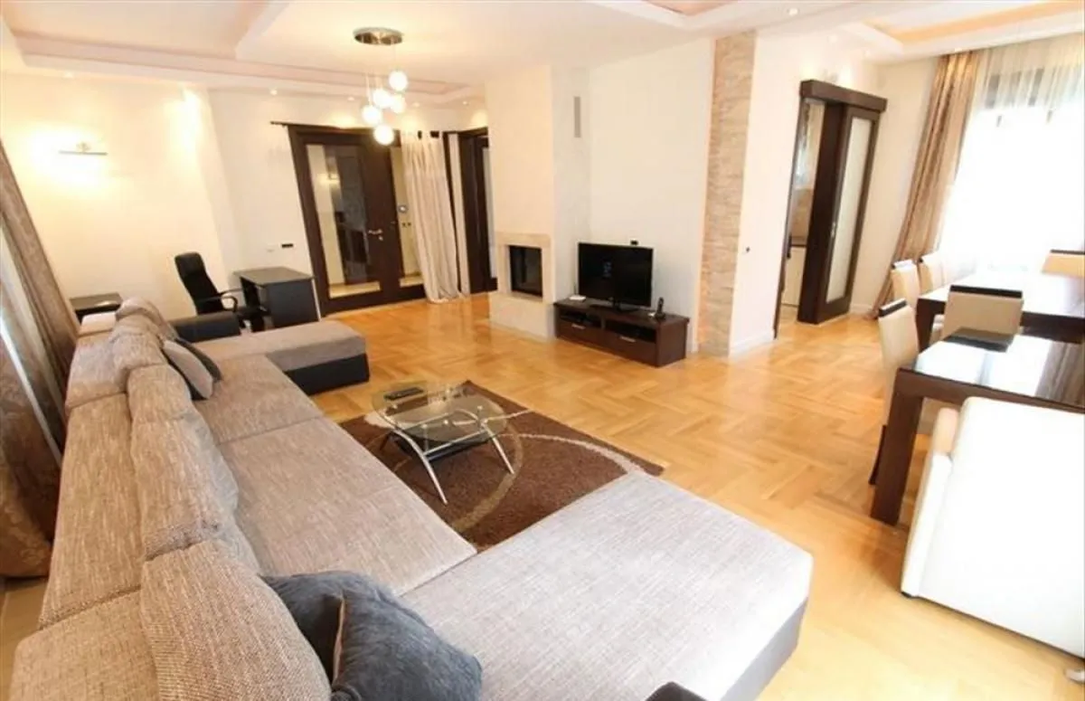 Izdavanje, stan, 200m², Senjak, Beograd