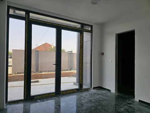 Empty room with large glass doors and an exit to the yard. - image 6