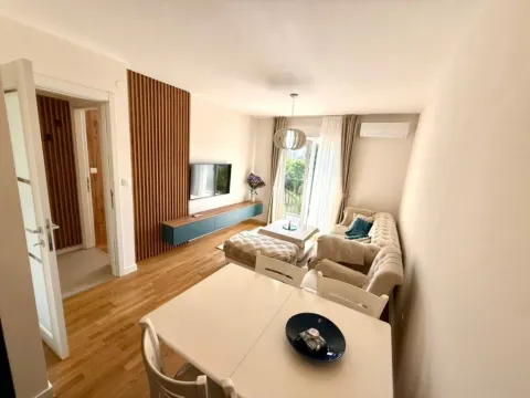 Izdavanje, jednosoban stan, 45m², Pobrežje, Podgorica