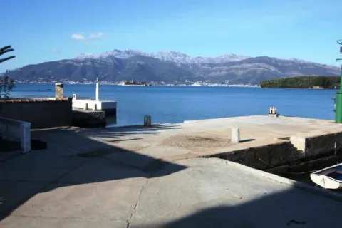 Pogled na more i planine sa mola. - image 4