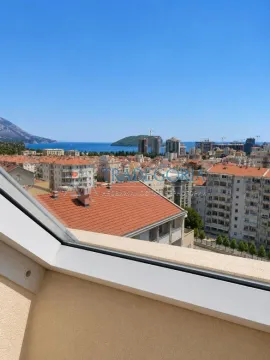 Pogled sa prozora na grad i more. - image 3