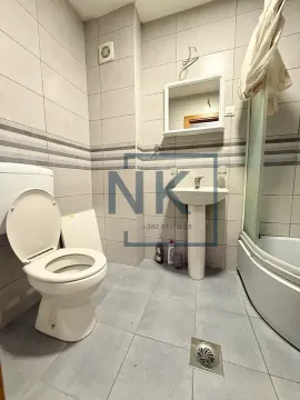 Kupatilo opremljeno sanitarijama, umivaonikom, ogledalom i tuš kabinom. - image 6