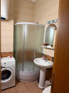 Manje kupatilo sa tuš kabinom, umivaonikom i veš mašinom. - image 9