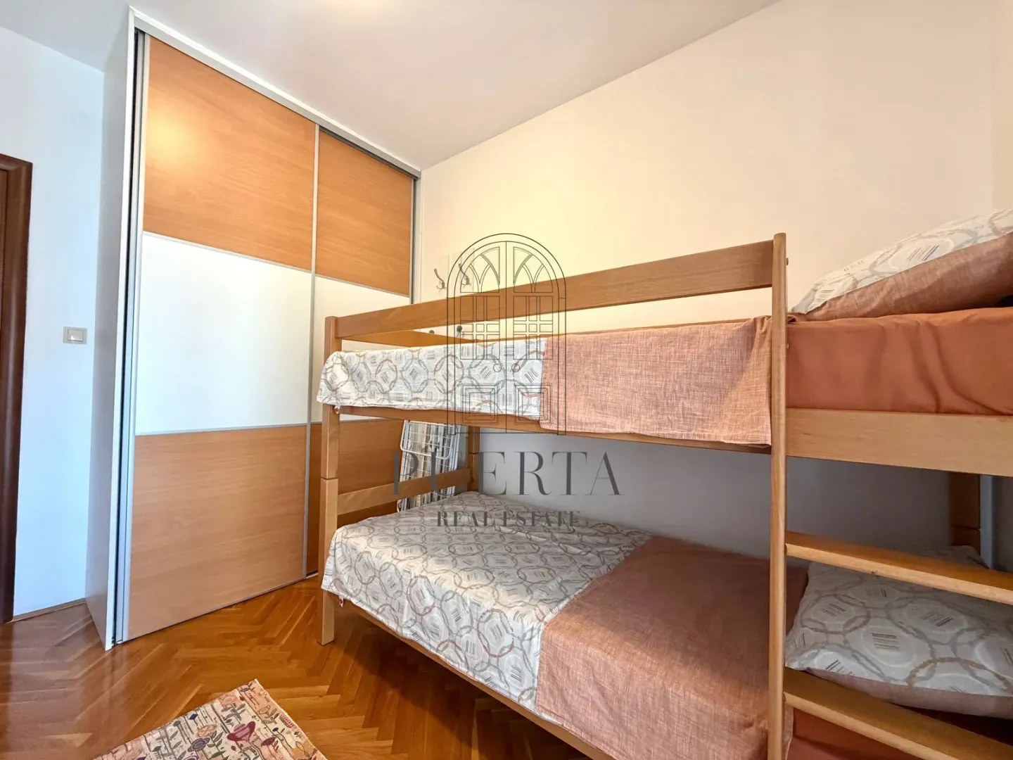 Dječija soba sa krevetom na sprat i ugradnim plakarom.