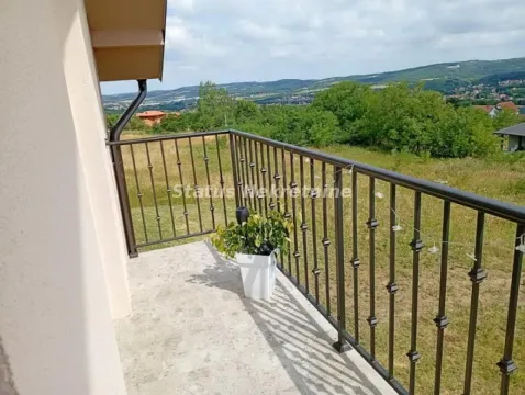 Balkon sa metalnom ogradom i pogledom na prirodu i zelenilo. - image 14