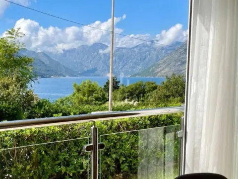 Prodaja, dvosoban stan, 65m², Dobrota, Kotor