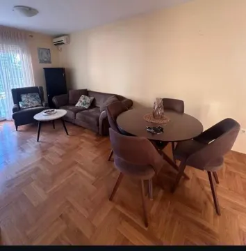 Dnevni boravak sa garniturom, foteljom i trpezarijskim stolom sa stolicama. - image 7