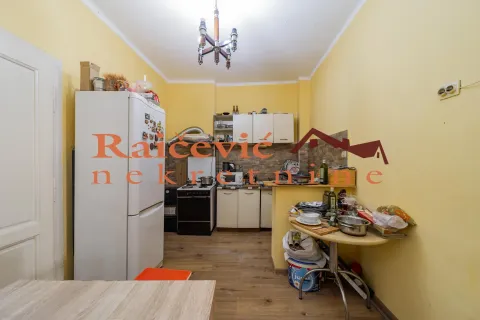 Starija kuhinja sa frižiderom i trpezarijskim stolom. - image 6