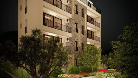 Noćni prikaz fasade moderne stambene zgrade sa terasama i uređenim dvorištem. - image 7