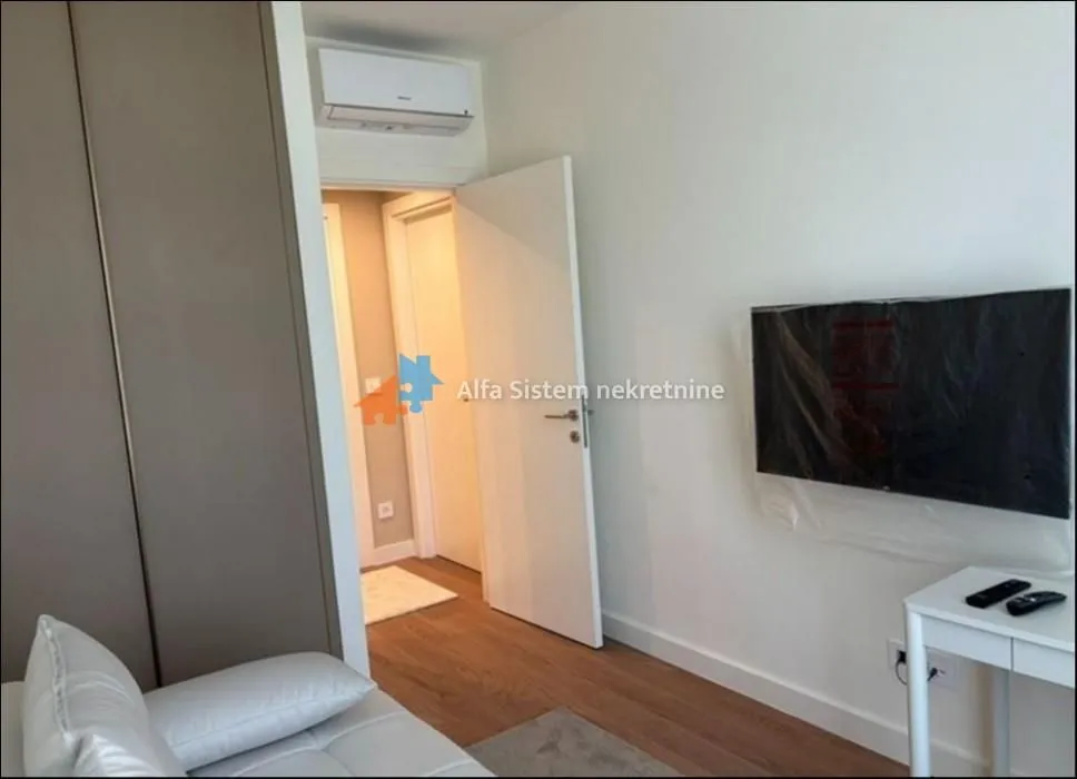 Izdavanje, trosoban stan, 73m², Savski Venac, Beograd