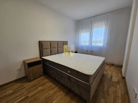 Nameštena spavaća soba sa bračnim krevetom i noćnim stočićima. - image 15