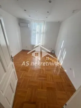 Prazna soba sa parketom i klima uređajem. - image 6