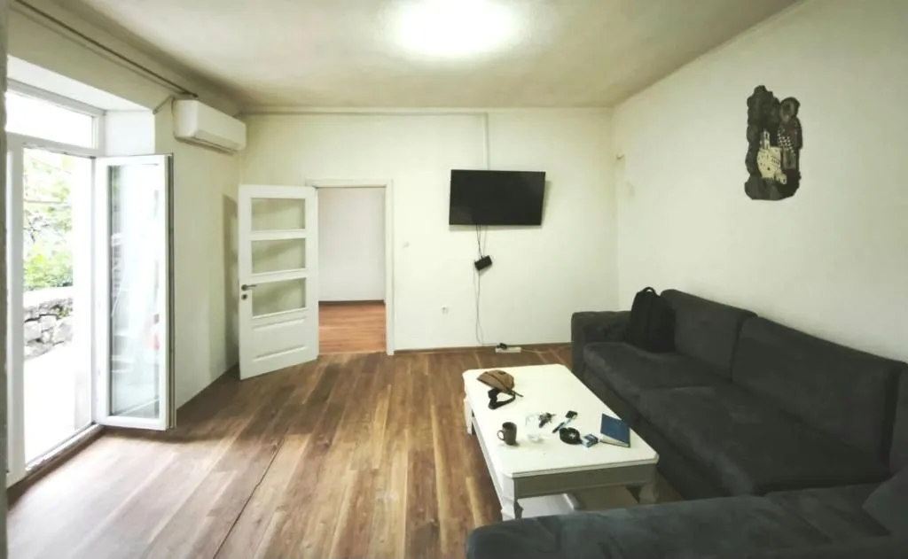 Living room with a sofa, coffee table and access to the terrace.