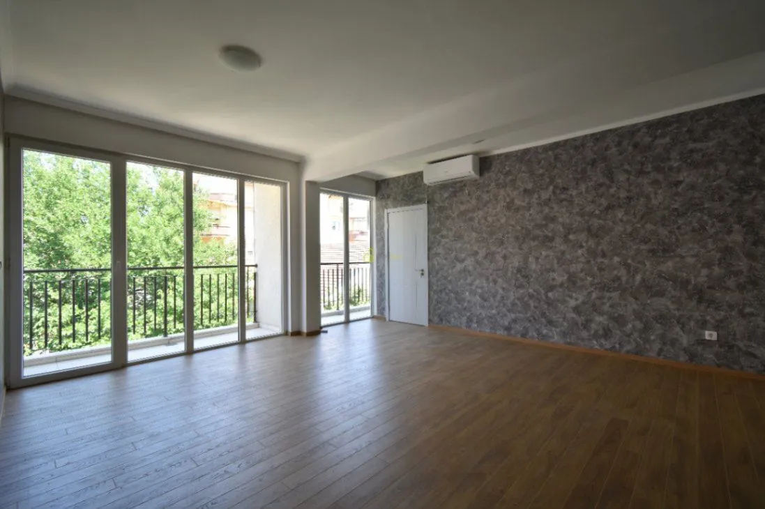 Izdavanje, trosoban stan, 90m², Vezirov Most, Podgorica