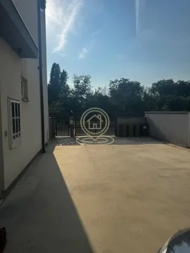 Dvorište sa popločanim parkingom i ogradom. - image 6