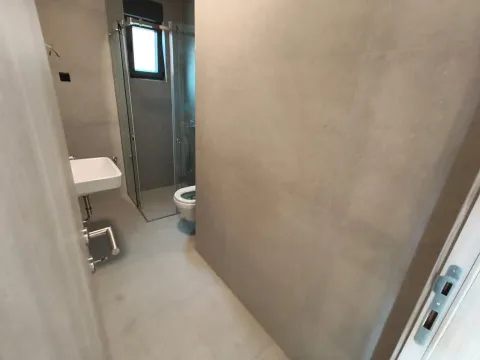 Moderne pločice i tuš kabina u kupatilu sa umivaonikom. - image 11