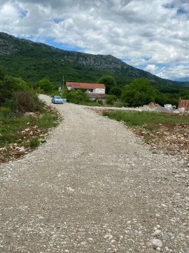 Makadamski put koji vodi prema kući u prirodi. - image 2