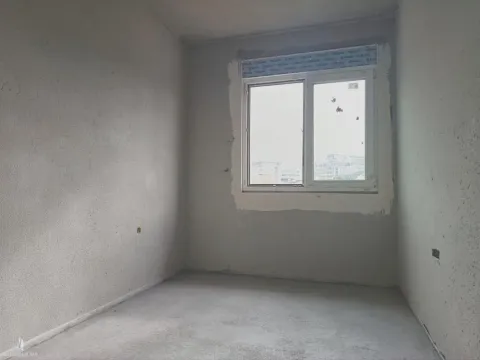Prazna prostorija u izgradnji sa prozorom i neomalterisanim zidovima. - image 11