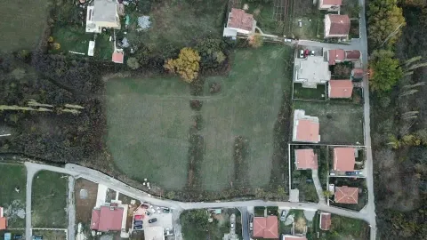 Pogled iz vazduha na građevinsko zemljište sa okolnim kućama i pristupnim putem. - image 3